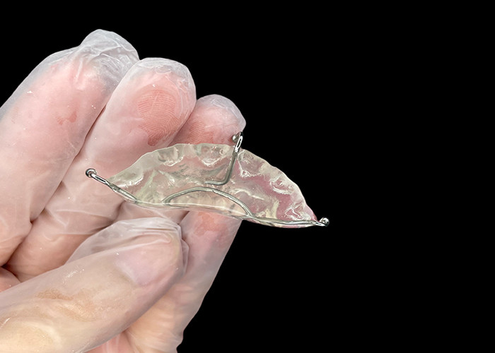 Appareils orthodontiques sur mesure pour le plan de morsure pour corriger les problèmes de morsure ou pour soulager la pression sur l'articulation de la mâchoire.