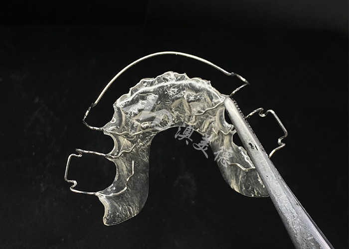 Confortable à porter Le rétenteur Hawley du laboratoire dentaire AMD pour une orthodontie sûre et saine