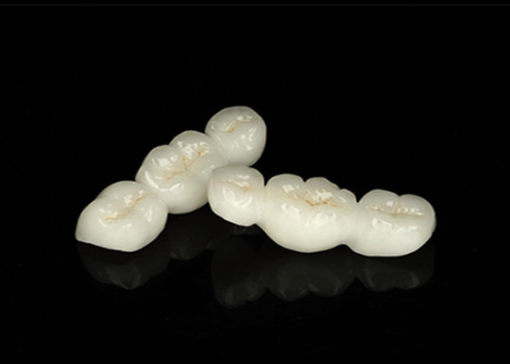 Bon prix Une couronne dentaire en zirconium translucide d'apparence naturelle avec une excellente durabilité et un ajustement précis en ligne